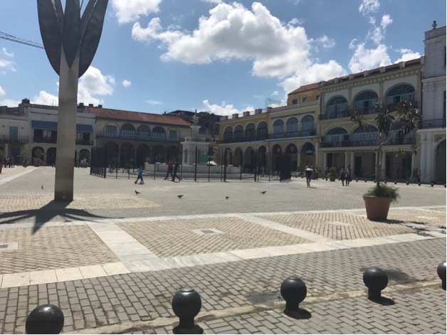 Plaza in La Habana Vieja